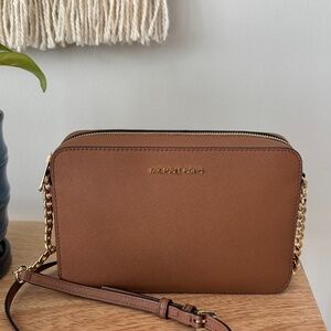 Michael Kors Jet Set Item  EW Crossbody